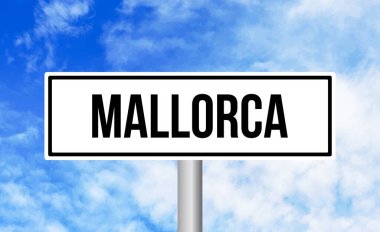 Bulutlu arkaplanda Mallorca yol tabelası