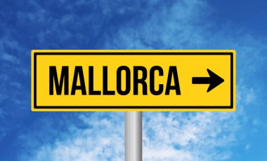 Bulutlu arkaplanda Mallorca yol tabelası