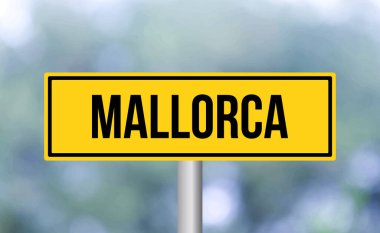 Bulanık arkaplanda Mallorca yol işareti