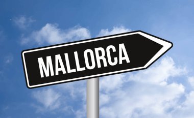 Bulutlu arkaplanda Mallorca yol tabelası