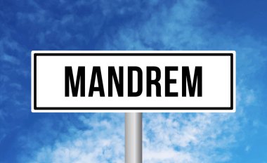 Gökyüzü arka planında Mandrem yol işareti