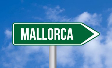 Bulutlu arkaplanda Mallorca yol tabelası