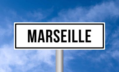 Gökyüzü arka planında Marsilya yol tabelası