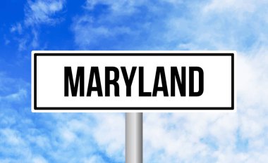 Mavi gökyüzü arka planında Maryland yol tabelası
