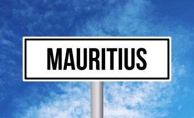 Bulutlu arkaplanda Mauritius yol tabelası