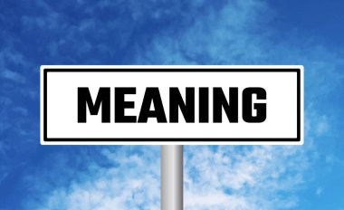 Gökyüzü arka planında yol işareti