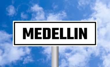 Mavi gökyüzü arka planında Medellin yol işareti