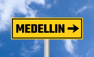 Mavi gökyüzü arka planında Medellin yol işareti