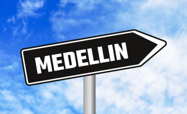 Mavi gökyüzü arka planında Medellin yol işareti