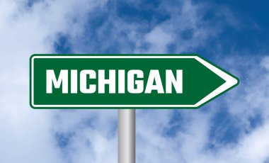 Mavi gökyüzü arka planında Michigan yol tabelası
