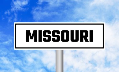 Bulutlu arkaplanda Missouri yol tabelası