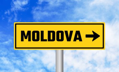Mavi gökyüzü arka planında Moldova yol işareti