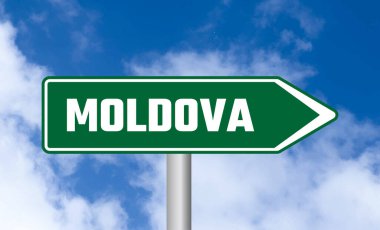 Mavi gökyüzü arka planında Moldova yol işareti