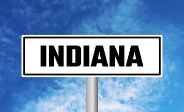 Mavi gökyüzü arka planında Indiana yol tabelası