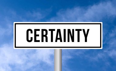 Gökyüzü arka planında belli bir yol işareti