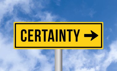 Gökyüzü arka planında belli bir yol işareti