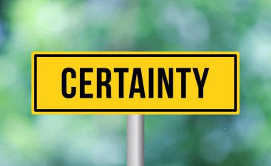 Bulanık arkaplanda belli yol işareti