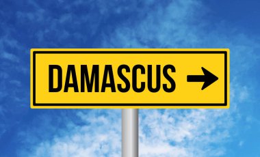 Gökyüzü arka planında Şam yol işareti