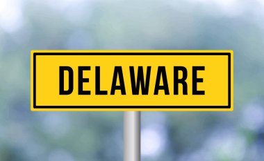 Bulanık arkaplanda Delaware yol işareti