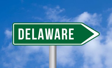 Bulutlu arkaplanda Delaware yol işareti