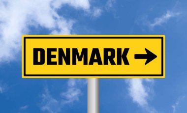 Gökyüzü arka planında Danimarka yol işareti