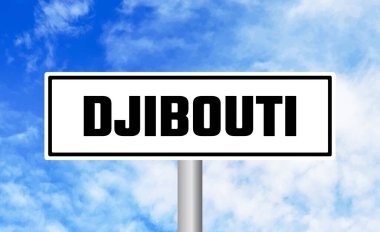 Mavi gökyüzü arka planında Cibuti yol işareti