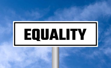 Bulutlu arkaplanda eşit yol işareti