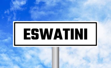Gökyüzü arka planında Eswatini yol işareti