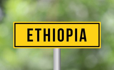 Bulanık arkaplanda Etiyopya yol işareti