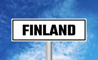 Finlandiya yol işareti gökyüzü arka planında