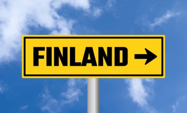 Finlandiya yol işareti gökyüzü arka planında