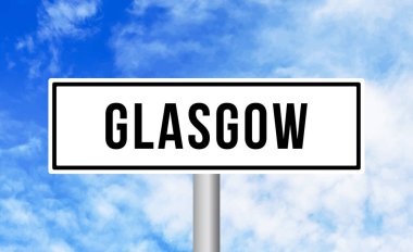 Gökyüzü arka planında Glasgow yol işareti