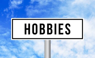 Bulutlu arka planda hobiler yol işareti