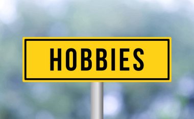 Bulanık arka planda hobiler yol işareti