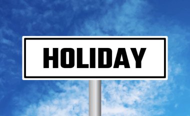 Gökyüzü arka planında tatil tabelası