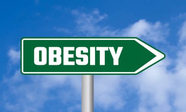 Mavi gökyüzü arka planında obezite yol işareti