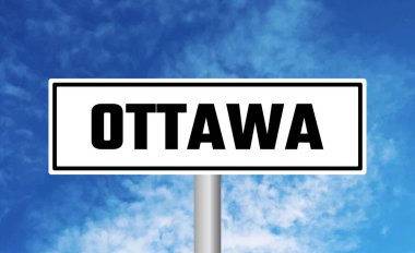 Gökyüzü arka planında Ottawa yol işareti