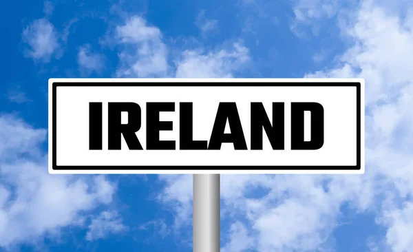 Дорожный Знак Ирландии Голубом Фоне Неба — стоковое фото