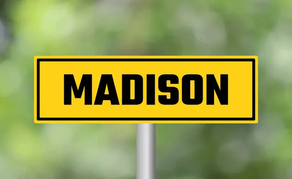 Madison Znak Drogowy Tle Rozmycia — Zdjęcie stockowe