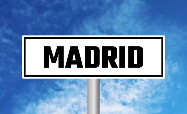 Madrid Silniční Značka Zamračené Obloze Pozadí — Stock fotografie