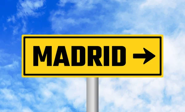 Οδική Πινακίδα Μαδρίτης Φόντο Συννεφιασμένο Ουρανό — Φωτογραφία Αρχείου
