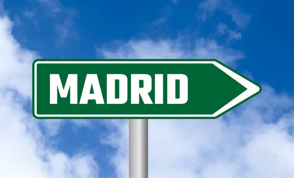 Bulutlu Arka Planda Madrid Yol Tabelası — Stok fotoğraf