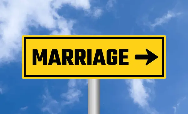 Bulutlu Arka Planda Evlilik Yolu Tabelası — Stok fotoğraf