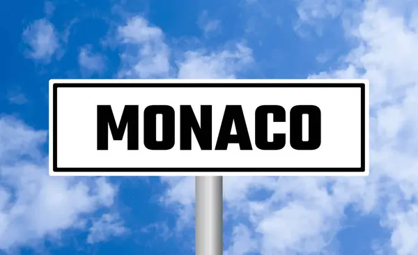 Monako Drogowy Znak Zachmurzonym Tle Nieba — Zdjęcie stockowe