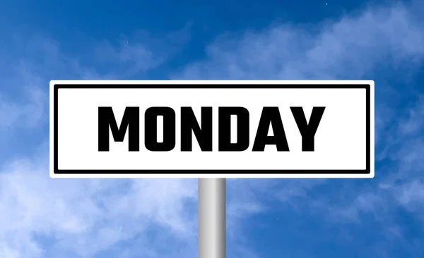 Понедельник Дорожный Знак Фоне Неба — стоковое фото