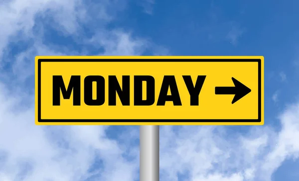 Понедельник Дорожный Знак Фоне Неба — стоковое фото