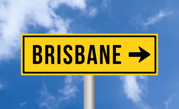 Brisbane Straßenschild Auf Bewölkten Himmel Hintergrund — Stockfoto