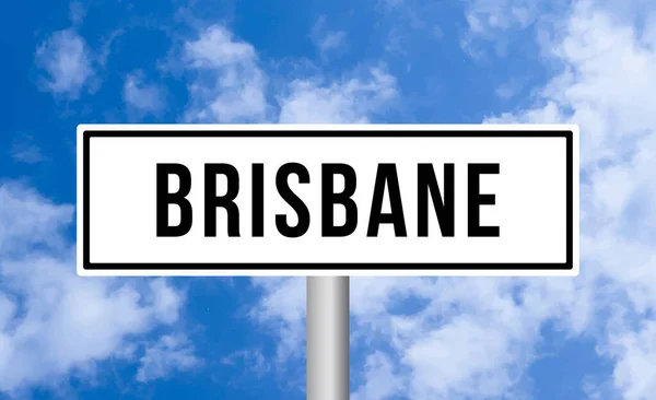 Bulutlu Arkaplanda Brisbane Yol Tabelası — Stok fotoğraf