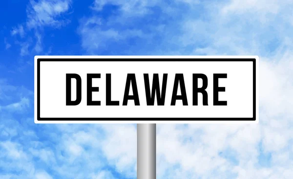 Bulutlu Arkaplanda Delaware Yol Işareti — Stok fotoğraf