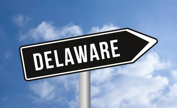 Delaware Verkeersbord Bewolkte Lucht Achtergrond — Stockfoto